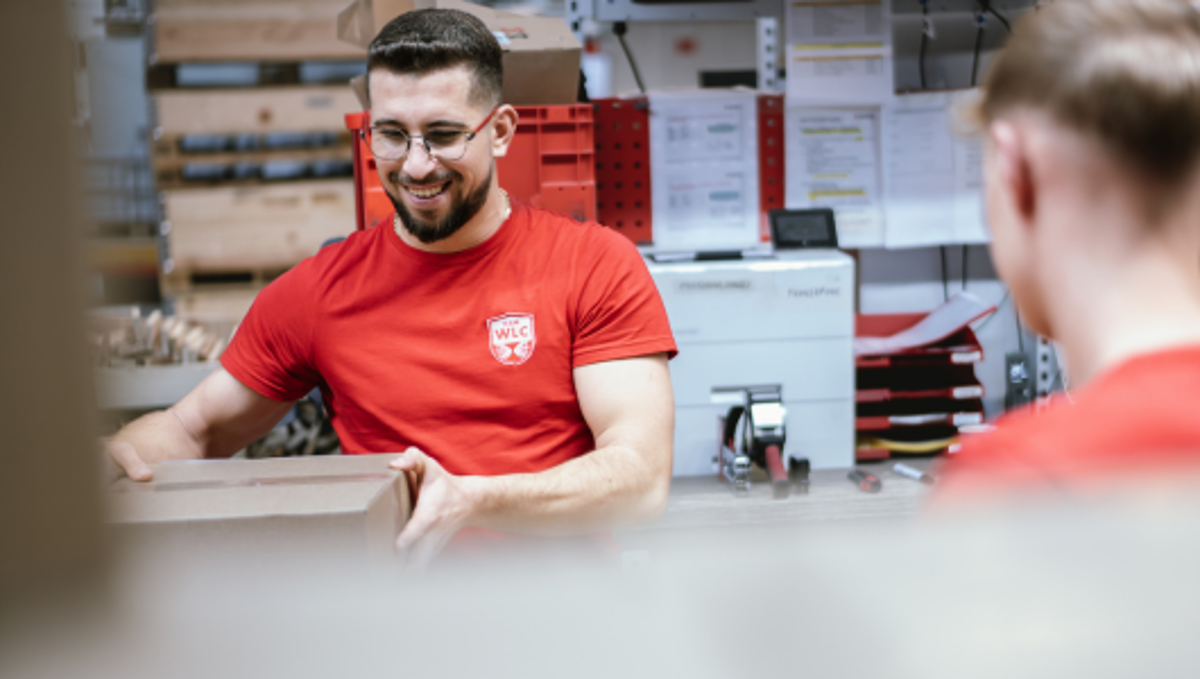 Ausbilder und Ausbildender im Lager