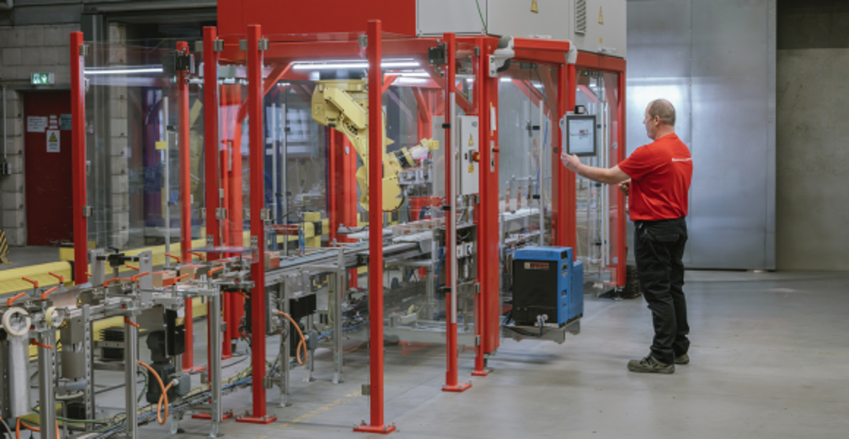 Neue Verpackungsmaschine und WLC-Mitarbeiter.